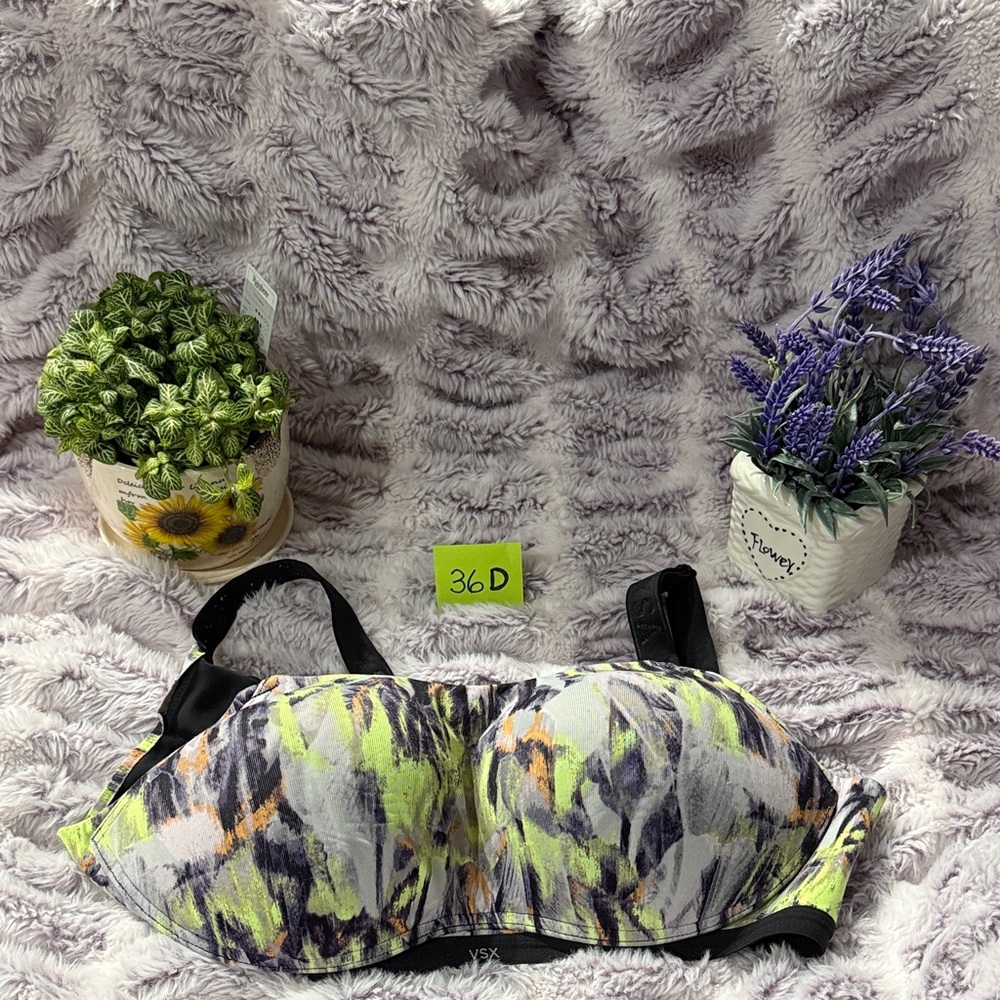 VSX SPORT Vibrant Patterned, patted bra with thick Black Straps for full support